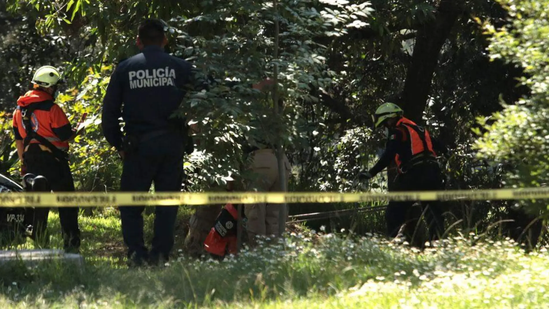 Hallan cadáver en barranca de 20 metros de profundidad en Bosques de Manzanilla